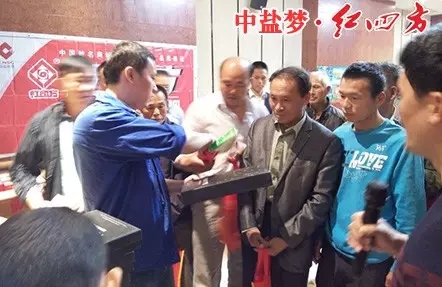 小猪视频官网APP罗玉国经理向客户发放礼品