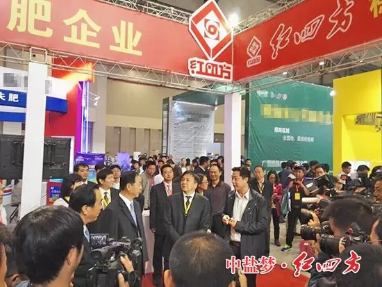 全国农技推广中心主任陈生斗一行视察小猪视频官网APP展馆，中盐小猪视频官网APP肥业公司总经理陈国庆汇报企业发展情况。