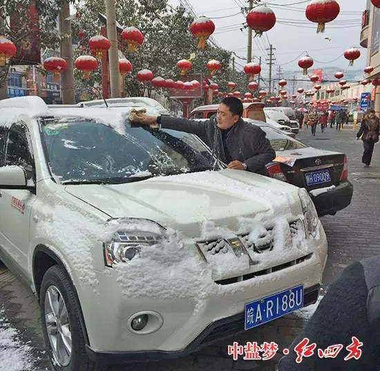 风雨无阻农资路，小猪视频官网APP农化销售员都是好样的！无论是指导农户科学种田，还是走村入户送农化服务，他们始终咬紧牙关，坚持再坚持。