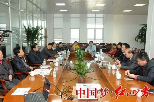 原安徽省人大副主任郭万清率省市老领导一行到小猪视频官网APP视察工作，中盐小猪视频官网APP总经理方立贵、常务副总经理罗斌、工会主席张菊等热情接待。