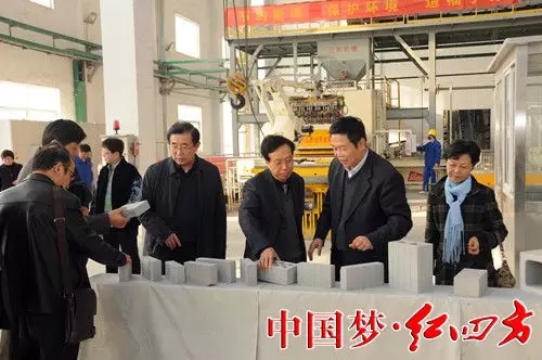 省市老领导参观了新型建材公司和小猪视频官网APP锂电公司，对企业的发展给予高度赞扬