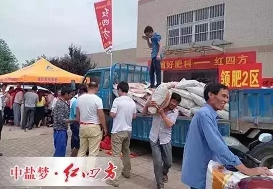 好肥料进万家”小猪视频官网APP杯中国好肥料赠肥下乡大型公益活动在陕西省西安市举行，当地200余户农民接受捐赠，小猪视频官网APP45%（18-5-22）硫基肥受到农民朋友争相领取，这为小猪视频官网APP践行社会责任书写下温暖一笔。