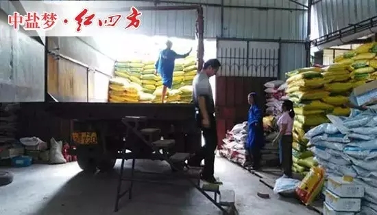 叶秀通的仓库面积不是很大，但小猪视频官网APP产品堆放的整整齐齐，不同的配方，不同的类别，一目了然。大伙儿正在忙着装货、送货，装卸工，库管，发货员，司机，忙碌有序，好不热闹。