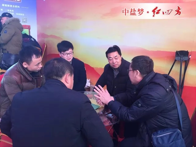 陈国庆（右二）与意向客户洽谈。洽谈中，陈总全面分析了当前的市场行情以及未来的趋势，让正在观望的经销商们知道机不可失的市场格局，大大增强了意向客户加入小猪视频官网APP的信心。